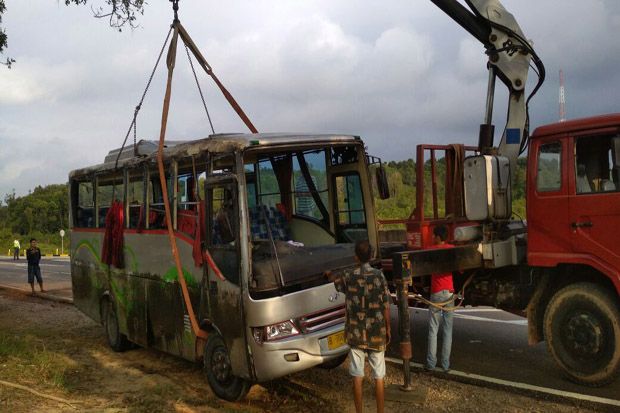 Bus Sekolah Terguling,...
