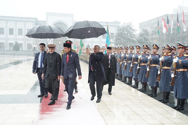 Jokowi Imam Salat Berturban...