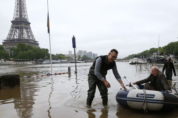 Ribuan Warga Paris Dievakuasi