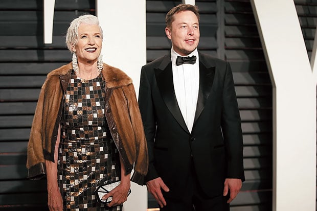 Maye Musk Tetap Tampil...