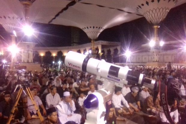 Ribuan Umat Muslim Padati...