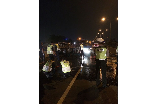 Mobil Terbakar di Tol...
