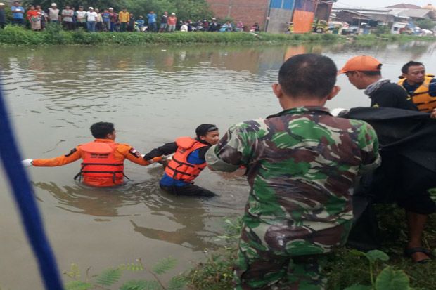 Cuci Bak Sampah di Pinggir...