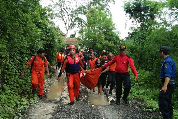 Terjatuh ke Sungai,...