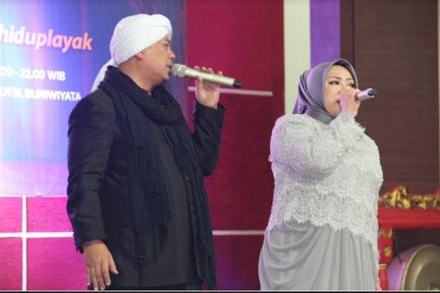 Melly Goeslow dan Opick...