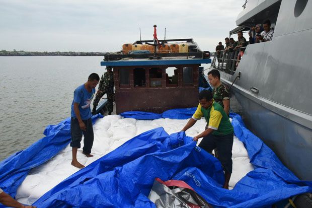 Muat 25 Ton Beras Ketan...