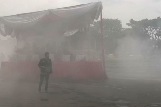 Hujan Gas Air Mata Bubarkan...