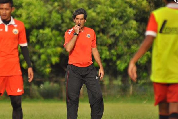 Pelatih Persija Buta...