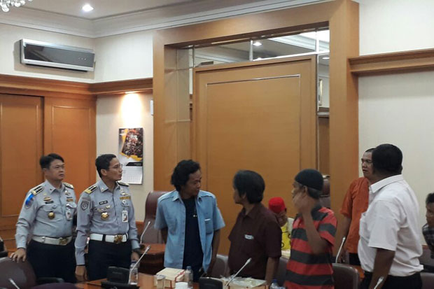 Pakai Baju Dishub, Sandi...
