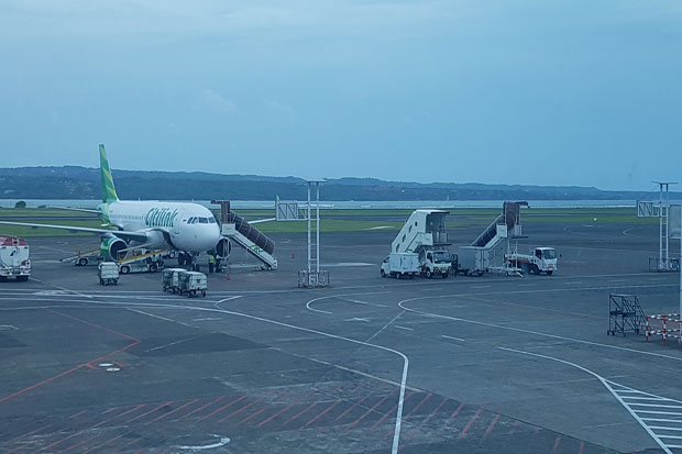 Pantau Penerbangan Delay...