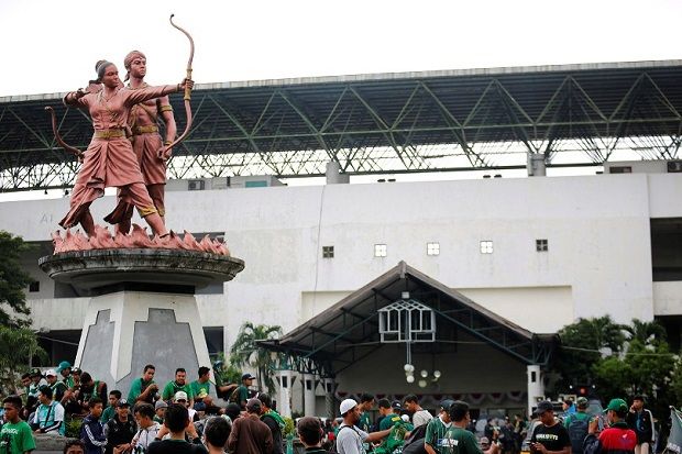 Bonek Geruduk Stadion...