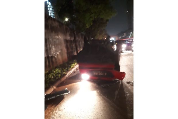 Tabrak Pembatas Tol,...