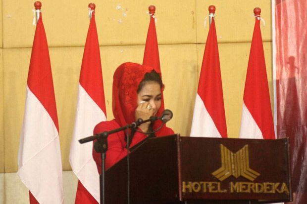 Puti Guntur Terharu...