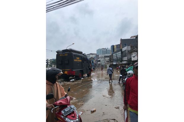 Terendam Banjir, Jalan...