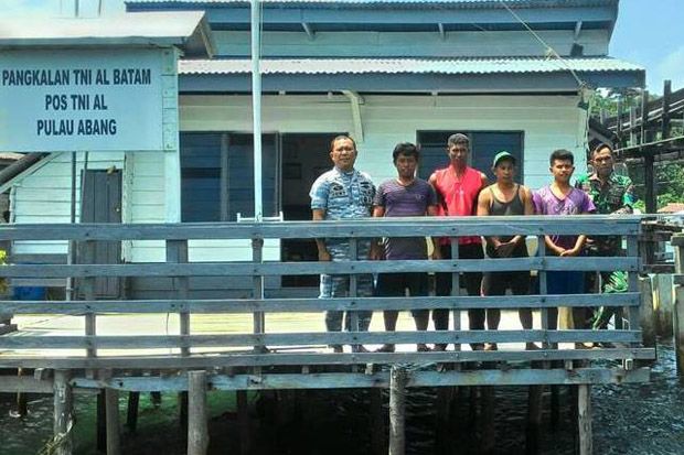 Personel TNI AL Selamatkan...
