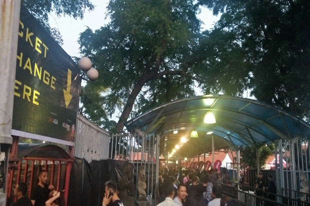 Fans Antusias Saksikan...
