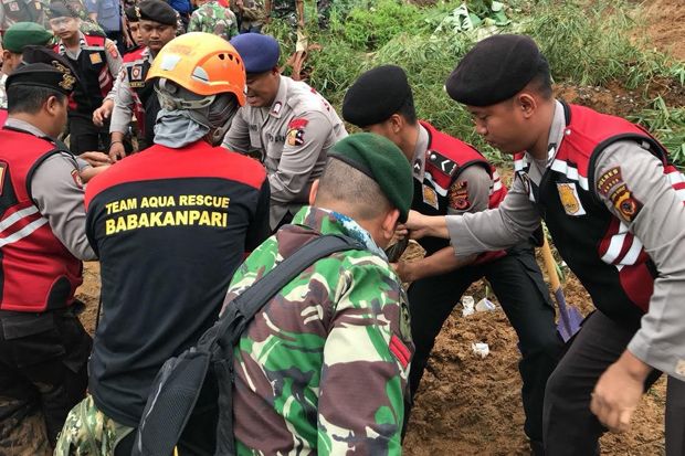 Seluruh Korban Longsor...