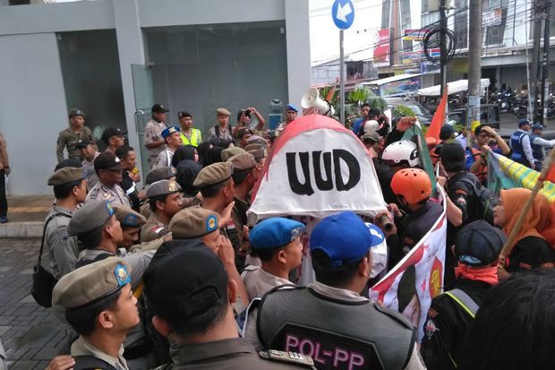 Puluhan Aktivis Tolak...