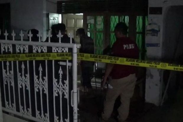 Terkapar di Depan Rumah,...