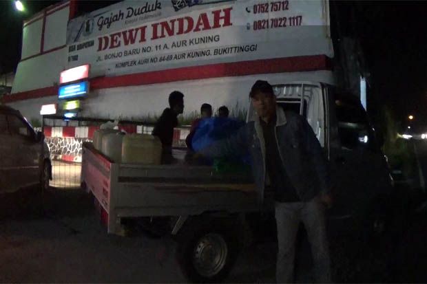 Warga Gerebek Mobil...
