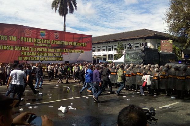 Massa Pendukung Paslon...