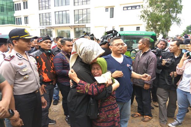 Sambangi Keluarga Korban...