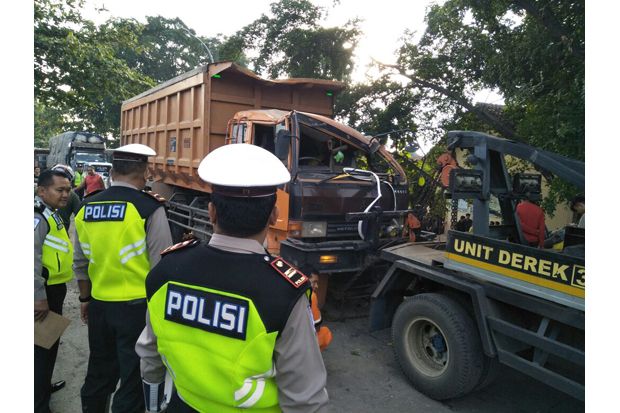Truk Seruduk Motor dan...