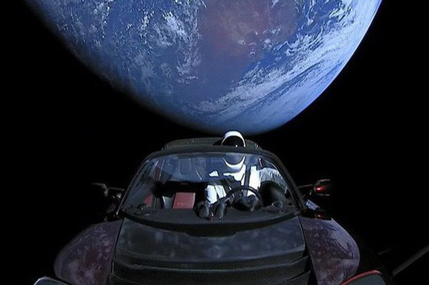 Mobil Listrik Roadster...