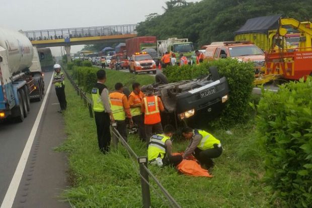 Pikap Angkut Duku Terbalik...
