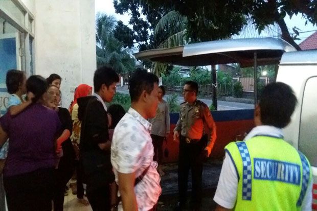 8 Warga Karawang Keracunan...