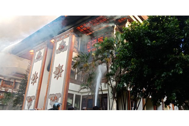 Api Masih Menyala, Polisi...