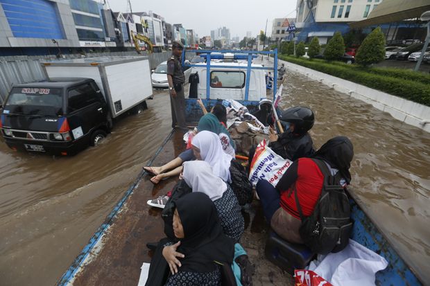 Empat Truk Satpol PP...