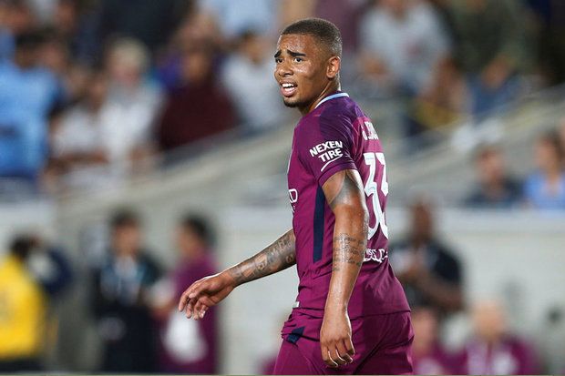 Striker Man City Minta...