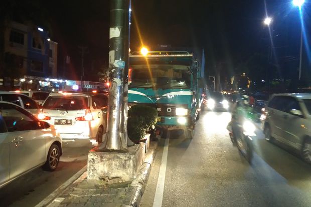 Truk Fuso Hantam Mobil...
