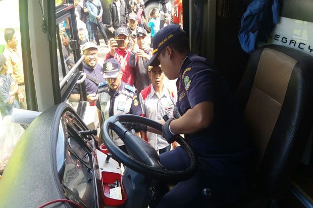 13 Bus Pariwisata di...