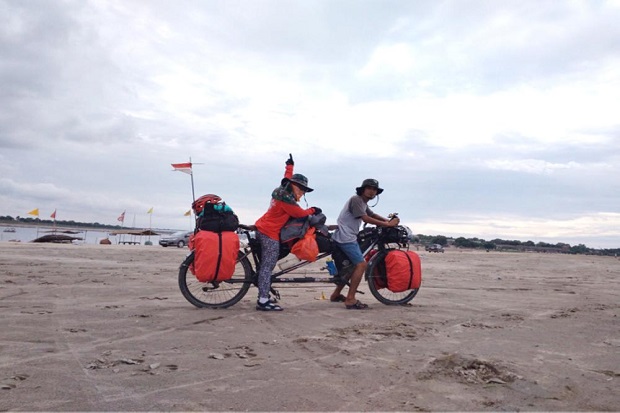 Pasangan Indonesia Bersepeda...