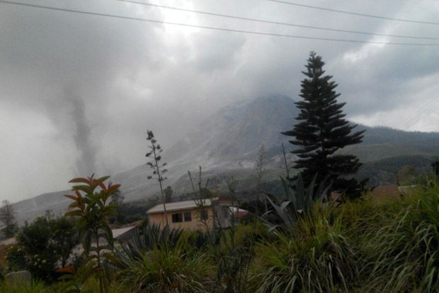 Kolom Abu Sinabung Capai...