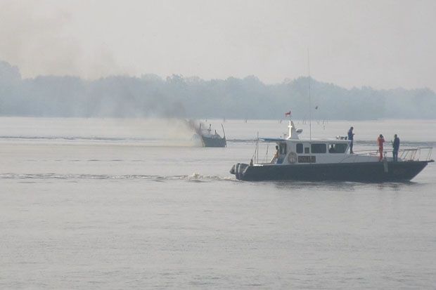 Massa Bakar 8 Kapal...