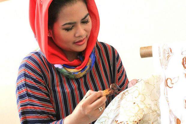 Di Depan Perajin Bordir,...