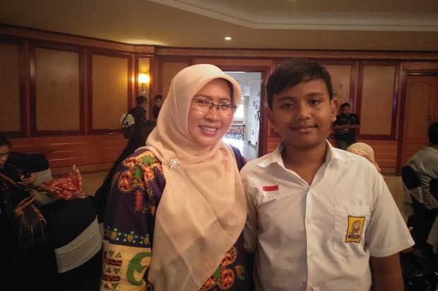 Adam Tersenyum Bahagia...
