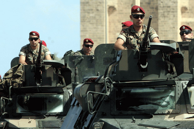Diambang Perang, Militer...