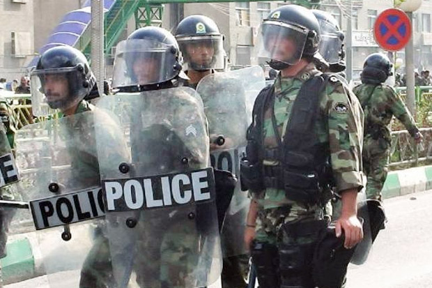 Bentrok, 5 Polisi Iran...