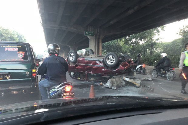 Tabrak Pembatas Jalan,...