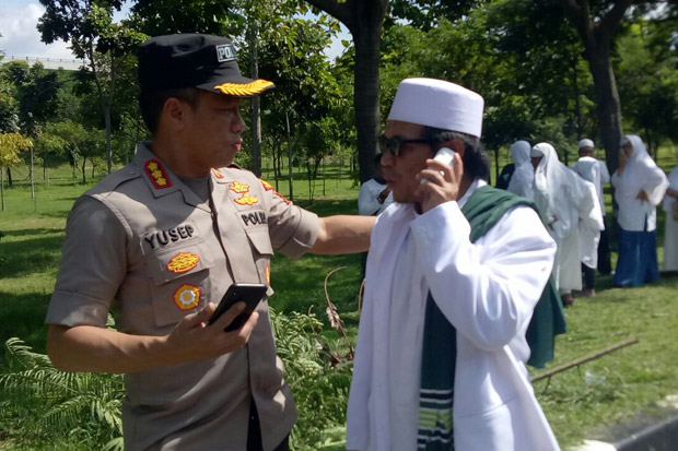 Habib Rizieq Batal Pulang,...