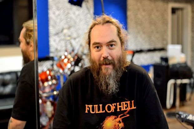 Keluar dari Sepultura,...
