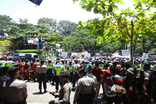Ribuan Warga Sukoharjo...