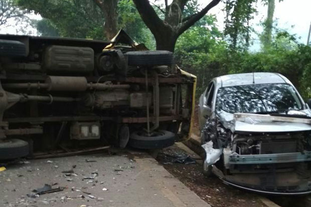 Truk Tabrak Sedan di...