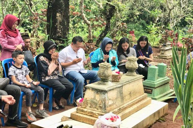 Ziarah ke Makam Ayah,...