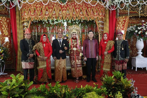 HT Hadiri Pernikahan...