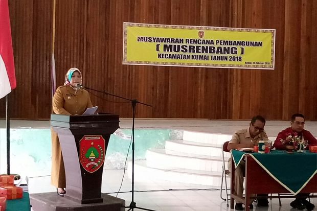 Bupati Kobar Nurhidayah,...